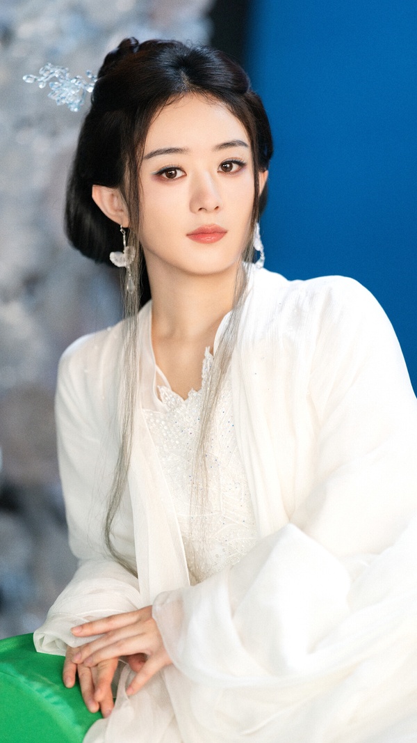 仙俠劇《逍遙》來襲！《逍遙》講述百餘年前，靈族靈君「紅燁」與人族公主「寧安」相愛。紅燁準備與寧安成婚，卻慘遭背叛，被寧安一刀刺死。百餘年後，人族對靈族越來越懼怕和厭惡。人族女子「肖瑤」，意外喚醒被封印的靈君紅燁。紅燁發誓不再相信人族，可他萬萬沒想到，與寧安長相相同、性格卻大相徑庭的肖瑤，牽動著他的所有情緒。