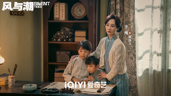 任嘉倫《鳳凰台上》播完後，緊接著又有新劇《風與潮》開播。《風與潮》是歷史抗戰題材，講述二戰期間，澳門成為各國戰略物資中轉交換的中心，被推到風口浪尖。銀號老闆何賢在金融貿易、情報運輸等戰線，與日偽勢力展開暗戰的故事。