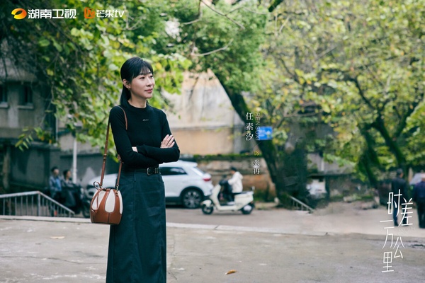 《時差一萬公里》是一部生活向的治癒劇，不是走家長裡短或狗血反轉路線，風格很溫馨。劇中羅晉、任素汐飾演一對夫妻，一個是有目標、有野心，活力滿滿的女王，一個是敏感細膩的溫柔男。《時差一萬公里》不是大家愛看的古偶劇、甜寵劇，但收視和口碑不錯，豆瓣開出7.0的高分。