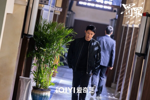 黃景瑜又演警察啦！這是黃景瑜主演的《罰罪》系列第二部，第一部在豆瓣開出7.0高分，不過《罰罪2》故事和前一部沒有關係，是全新故事，講述身為員警的秦楓和一步步成為漢洲當地最大犯罪頭目的劉天也，情同手足卻又代表著黑白兩極，兩人鬥智鬥勇，攪動起幾方利益集團的明爭暗鬥。
