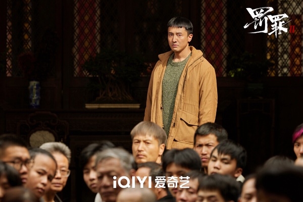黃景瑜又演警察啦！這是黃景瑜主演的《罰罪》系列第二部，第一部在豆瓣開出7.0高分，不過《罰罪2》故事和前一部沒有關係，是全新故事，講述身為員警的秦楓和一步步成為漢洲當地最大犯罪頭目的劉天也，情同手足卻又代表著黑白兩極，兩人鬥智鬥勇，攪動起幾方利益集團的明爭暗鬥。