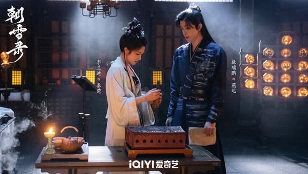 李蘭迪《朝雪錄》是2025暑期檔有走熱的古裝愛情劇，懸疑探案題材，開篇節奏非常快，甚至融合了宅鬥元素。雖然案件不算很高能，但《朝雪錄》把中式志怪的氛圍拍得很到位，而且李蘭迪、敖瑞鵬CP火花太強了！互動有火花。今年很多古偶劇都崩盤，但《朝雪錄》播得不錯！