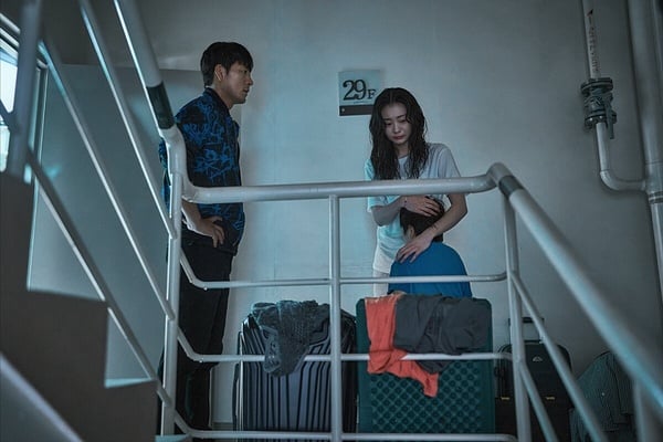 Netflix《巨洪》劇情解析：胸口的數字是什麼？金多美飾演的「安娜」到底是不是人類？