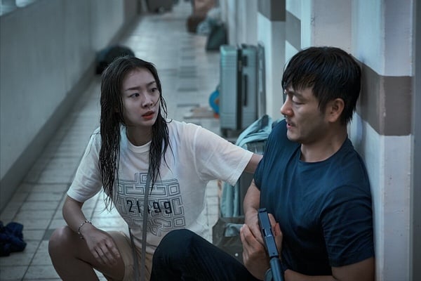 Netflix《巨洪》劇情解析：胸口的數字是什麼？金多美飾演的「安娜」到底是不是人類？