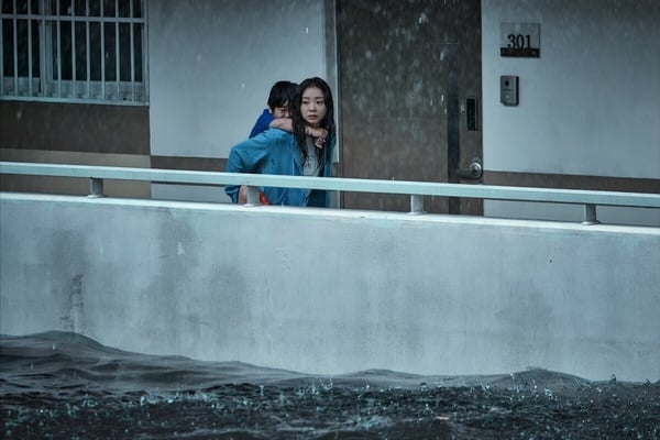 Netflix《巨洪》劇情解析：胸口的數字是什麼？金多美飾演的「安娜」到底是不是人類？