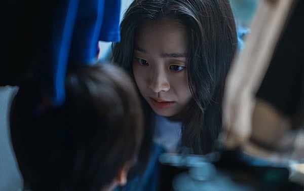 Netflix《巨洪》劇情解析：胸口的數字是什麼？金多美飾演的「安娜」到底是不是人類？