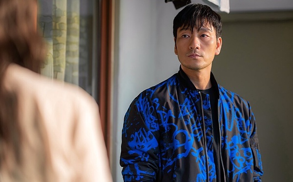 Netflix《巨洪》劇情解析：胸口的數字是什麼？金多美飾演的「安娜」到底是不是人類？