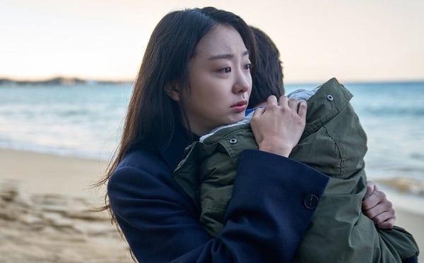 Netflix《巨洪》劇情解析：胸口的數字是什麼？金多美飾演的「安娜」到底是不是人類？