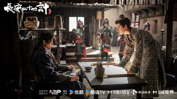 成毅《長安二十四計》是大男主劇，劇情結合懸疑與權謀。《長安二十四計》評價比較兩極，有人認為節奏太慢、有點在故弄玄虛，也有人認為故事反轉又反轉，追得停不下來。整體而言，《長安二十四計》製作質感很好，服化道、運鏡、構圖非常精緻，成毅這次難得飾演瘋批男主，角色很帶感！