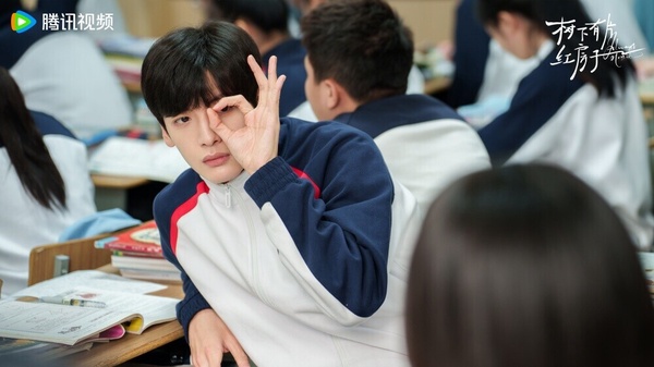 《樹下有片紅房子》雖然沒有流量主演，但卻憑著貼近現實的劇情，受到觀眾喜愛，是2025不可錯過的黑馬甜寵劇！《樹下有片紅房子》和一般校園劇不同，它細膩描繪了青少年對初戀的憧憬與衝動，網上好評不斷。