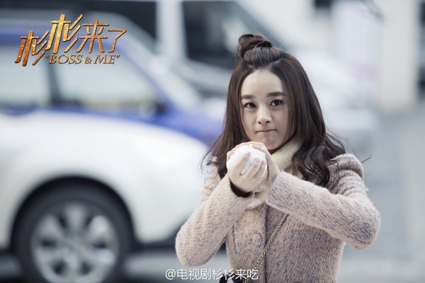 趙麗穎在《杉杉來了》飾演的薛杉杉，可以說是近年最經典的甜寵劇女主角代表！而當年選角公布時，其實趙麗穎還不算太紅，所以甚至還被顧漫反對，但沒想到趙麗穎卻把「薛杉杉」給演活了，雖然是傻白甜的女主角，但詮釋得恰到好處，完全不做作，角色很靈動討喜，吃東西時特別療癒，完全就是一個活潑可愛的小吃貨！
