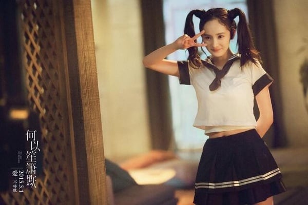 《何以笙簫默》其實也有推出電影版，只是口碑不太好，除了劇情太狗血外，楊冪飾演的「趙默笙」就沒有唐嫣版的靈動可愛，和角色形象完全不符合，最後甚至還因這部電影獲得了第七屆金掃帚最令人失望女演員獎，與男主角黃曉明間的互動也很尷尬！