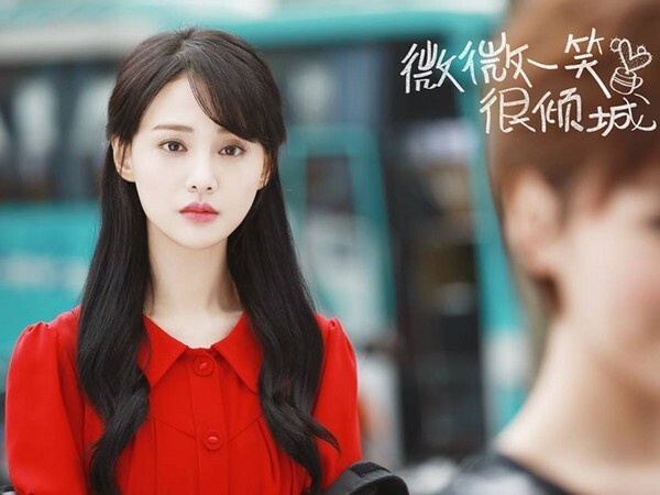《微微一笑很傾城》雖然火成現象級的甜寵劇，不過討論度主要還是集中於楊洋的神選角！鄭爽飾演貝微微，當年也被不少書迷嫌棄，因為在原著小說裡貝微微可是個超級大美女，但鄭爽給人的感覺就只有「清純小白花」，不是那種美豔動人的類型，身材也完全不對，和貝微微真的完全沾不上邊，再加上演技也很普通，所以有點可惜！
