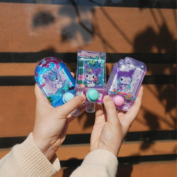 7-11「三麗鷗盲盒」可愛登場！小精靈x三麗鷗透光公仔、坐姿絨毛吊飾、冰棒遊戲機必收