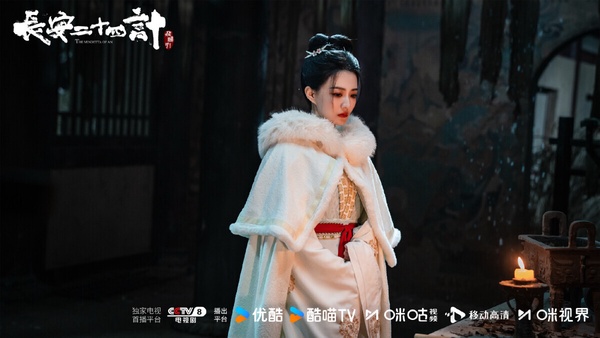 成毅《長安二十四計》是大男主劇，劇情結合懸疑與權謀。《長安二十四計》的服化道都是高質感，劇本方面有人認為節奏太慢、有點在故弄玄虛，也有人認為故事反轉又反轉，追得停不下來。這次成毅飾演的是瘋批男主，為了復仇可以犧牲一切，角色很帶感。