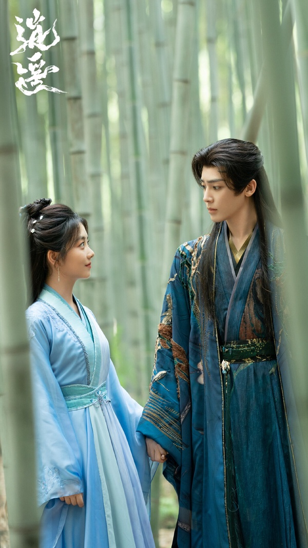 譚松韻、侯明昊主演的《逍遙》是部古裝仙俠劇，講述百餘年前，靈族靈君「紅燁」與人族公主「寧安」相愛。紅燁準備與寧安成婚，卻慘遭背叛，被寧安一刀刺死。百餘年後，人族對靈族越來越懼怕和厭惡。人族女子「肖瑤」，意外喚醒被封印的靈君紅燁。紅燁發誓不再相信人族，可他萬萬沒想到，與寧安長相相同、性格卻大相徑庭的肖瑤，牽動著他的所有情緒。
