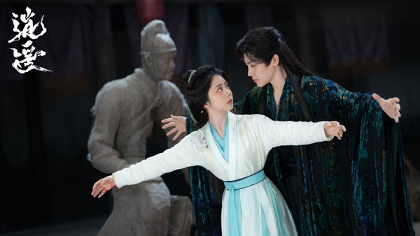 譚松韻、侯明昊主演的《逍遙》是部古裝仙俠劇，講述百餘年前，靈族靈君「紅燁」與人族公主「寧安」相愛。紅燁準備與寧安成婚，卻慘遭背叛，被寧安一刀刺死。百餘年後，人族對靈族越來越懼怕和厭惡。人族女子「肖瑤」，意外喚醒被封印的靈君紅燁。紅燁發誓不再相信人族，可他萬萬沒想到，與寧安長相相同、性格卻大相徑庭的肖瑤，牽動著他的所有情緒。