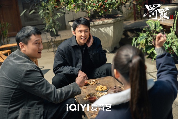 黃景瑜又演警察啦！這是黃景瑜主演的《罰罪》系列第二部，第一部在豆瓣開出7.0高分，不過《罰罪2》故事和前一部沒有關係，是全新劇情。《罰罪2》講述身為員警的秦楓，和一步步成為漢洲當地最大犯罪頭目的劉天也，情同手足卻又代表著黑白兩極，兩人鬥智鬥勇，攪動起幾方利益集團的明爭暗鬥。