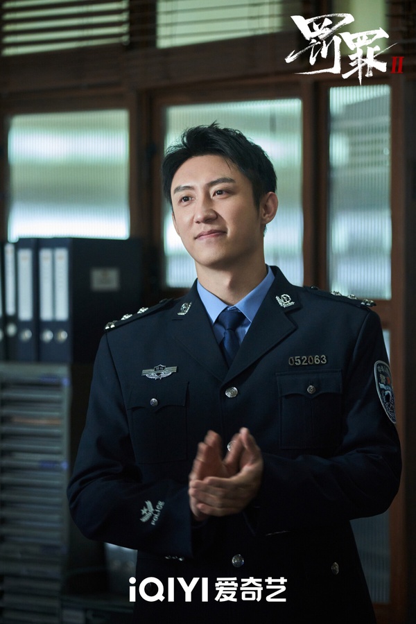 黃景瑜又演警察啦！這是黃景瑜主演的《罰罪》系列第二部，第一部在豆瓣開出7.0高分，不過《罰罪2》故事和前一部沒有關係，是全新劇情。《罰罪2》講述身為員警的秦楓，和一步步成為漢洲當地最大犯罪頭目的劉天也，情同手足卻又代表著黑白兩極，兩人鬥智鬥勇，攪動起幾方利益集團的明爭暗鬥。