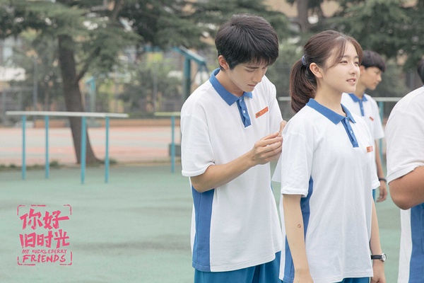 張新成、李蘭迪主演的青春校園劇《你好，舊時光》在豆瓣開出8.6高分，是改編自小說的「振華三部曲」之一。講述余周周意外跌倒而結識了一個叫林楊的男孩，兩人也成為好朋友，然而卻因為一些流言蜚語，林楊被父母要求遠離余周周。當他們在振華中華重逢，因為林楊巧合的一個電話，讓余周周的命運再次被改變。林楊對余周周充滿愧疚以及說不清的喜歡，他像顆小太陽一樣，陪著余周周走過艱難時光，陰霾散去人不散。