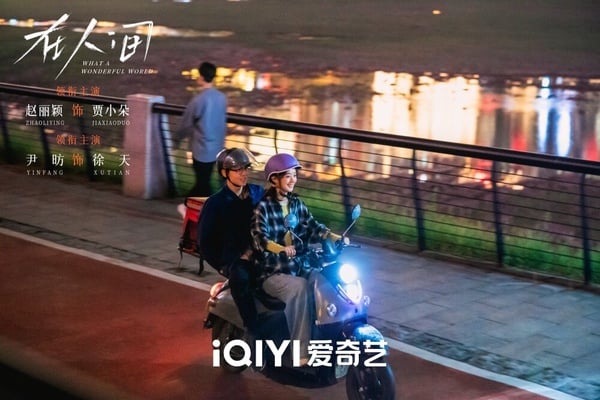 趙麗穎近年作品的口碑都不錯，包含《與鳳行》、《風吹半夏》等，但今年的《在人間》就比較可惜了，豆瓣分數是6.3，評價也比較兩極！《在人間》融合了許多題材，包含賽博朋克、多重人格、無限流、虛擬空間等，節奏也安排很緊湊，但劇情就是有點故弄玄虛，導致很多觀眾看不懂，多重人格的設定很單薄，是需要花點耐心，才會覺得好看的一部作品！不過作為主演的趙麗穎、尹昉的表現都令人驚艷，角色詮釋到位，依舊獲得許多好評！