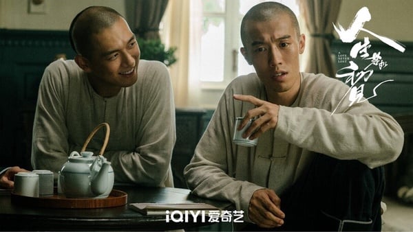李現主演的《人生若如初見》原是2021年的陸劇，沒想到時隔4年才重新播出，整體口碑其實蠻不錯的，製作非常用心，攝影、打光到服化都很有質感，劇情也蠻有後勁的，豆瓣評分高達7.5。收視低迷的關係可能和題材有關，民國年代劇本來就相較冷門，所以流量與熱度不會太高，不過《人生若如初見》還是蠻值得一追！