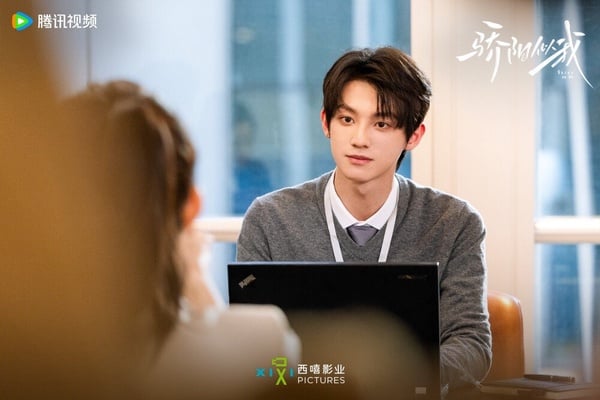 其實在《驕陽似我》原著中，顧漫剛開始設定莊序是男主角，林嶼森才是男二，沒想到觀眾們更愛林嶼森，所以莊序才變成了男二。莊序這個角色雖然是學霸加上校草，但家境不好，因此內心有點自卑敏感、自尊心強，所以對聶曦光總是冷嘲熱諷，雖然人設不討喜，但觀眾們還是很同情莊序！而莊序由00後的賴偉明飾演，其實他的顏值並不差，在《大夢歸離》就蠻夢幻的，但到了《驕陽似我》，反而卻被拍得很慘白，看起來精神很不好的樣子，有點可惜！