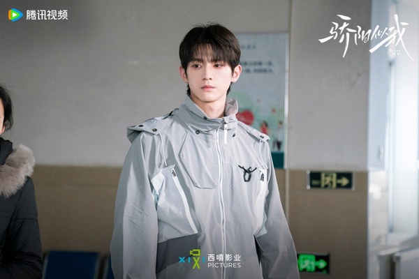其實在《驕陽似我》原著中，顧漫剛開始設定莊序是男主角，林嶼森才是男二，沒想到觀眾們更愛林嶼森，所以莊序才變成了男二。莊序這個角色雖然是學霸加上校草，但家境不好，因此內心有點自卑敏感、自尊心強，所以對聶曦光總是冷嘲熱諷，雖然人設不討喜，但觀眾們還是很同情莊序！而莊序由00後的賴偉明飾演，其實他的顏值並不差，在《大夢歸離》就蠻夢幻的，但到了《驕陽似我》，反而卻被拍得很慘白，看起來精神很不好的樣子，有點可惜！