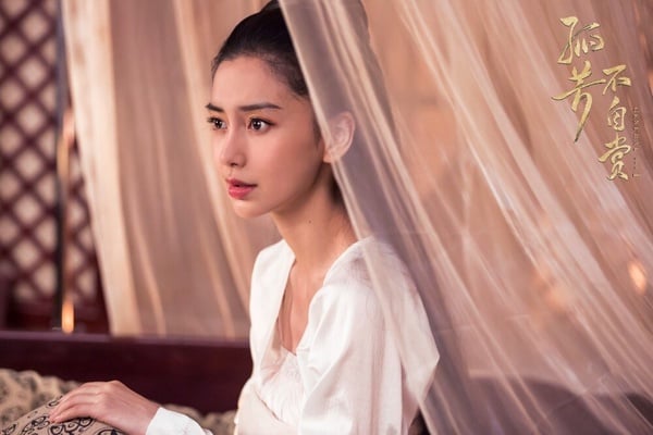 《孤芳不自賞》白娉婷找來了楊穎飾演，這個角色在原著裡，其實被大家稱為「女諸葛」，不只聰慧過人，還很有謀略與膽識，但楊穎卻沒詮釋出這個角色的魄力，反而演得矯揉造作、太過柔弱，瞪眼式、五官亂飛的演技讓人出戲，再加上滿滿的劣質「摳圖」，也讓觀眾們的好感瞬間盪到谷底，從此之後，只要楊穎演什麼，觀眾就罵什麼。