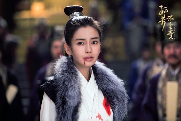 《孤芳不自賞》白娉婷找來了楊穎飾演，這個角色在原著裡，其實被大家稱為「女諸葛」，不只聰慧過人，還很有謀略與膽識，但楊穎卻沒詮釋出這個角色的魄力，反而演得矯揉造作、太過柔弱，瞪眼式、五官亂飛的演技讓人出戲，再加上滿滿的劣質「摳圖」，也讓觀眾們的好感瞬間盪到谷底，從此之後，只要楊穎演什麼，觀眾就罵什麼。
