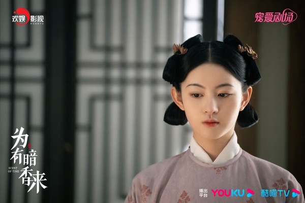 《為有暗香來》牧遙是由趙晴飾演，當初是于正繼白鹿之後力捧的小花，還被稱為「小趙麗穎」，微博各種古裝照都很唯美，但沒想到《為有暗香來》開播後，趙晴卻被吐槽是「照騙」。而牧遙角色人設並不差，是個被女主角害慘的白蓮花，楚楚動人的樣子，應該會很有觀眾緣，但卻被趙晴演得像惡毒女配，所以讓觀眾們很難共情這個角色。