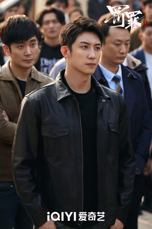黃景瑜《罰罪2》是最近播放量、熱度表現意外不錯的黑馬劇呢！這是黃景瑜主演的《罰罪》系列第二部，第一部在豆瓣開出7.0高分，不過《罰罪2》故事和前一部沒有關係，是全新劇情。《罰罪2》講述身為員警的秦楓，和一步步成為漢洲當地最大犯罪頭目的劉天也，情同手足卻又代表著黑白兩極，兩人鬥智鬥勇，攪動起幾方利益集團的明爭暗鬥。