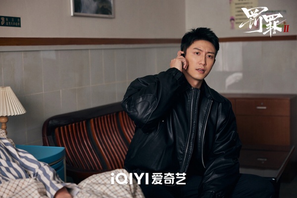 黃景瑜《罰罪2》是最近播放量、熱度表現意外不錯的黑馬劇呢！這是黃景瑜主演的《罰罪》系列第二部，第一部在豆瓣開出7.0高分，不過《罰罪2》故事和前一部沒有關係，是全新劇情。《罰罪2》講述身為員警的秦楓，和一步步成為漢洲當地最大犯罪頭目的劉天也，情同手足卻又代表著黑白兩極，兩人鬥智鬥勇，攪動起幾方利益集團的明爭暗鬥。