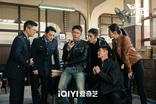 黃景瑜《罰罪2》是最近播放量、熱度表現意外不錯的黑馬劇呢！這是黃景瑜主演的《罰罪》系列第二部，第一部在豆瓣開出7.0高分，不過《罰罪2》故事和前一部沒有關係，是全新劇情。《罰罪2》講述身為員警的秦楓，和一步步成為漢洲當地最大犯罪頭目的劉天也，情同手足卻又代表著黑白兩極，兩人鬥智鬥勇，攪動起幾方利益集團的明爭暗鬥。