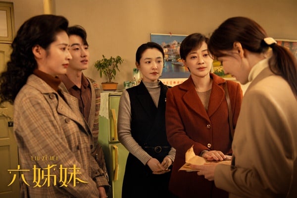 《六姊妹》是2025的高收視陸劇，年代情感題材，講述何常勝攜家帶口移居安徽淮南，接著他連得六個女兒，卻在一場車禍中告別人世。何家女人們撐起了家族重擔，六姊妹也團結一心，克服了婚戀、工作、生活等命運起伏。