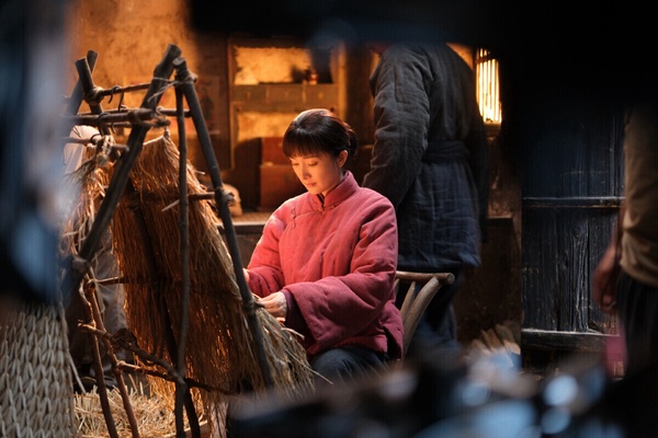 《生萬物》是楊冪2025推出的轉型之作。近年楊冪時常被網友詬病演技套路化，先前楊冪推出的古偶劇《狐妖小紅娘》、正劇《哈爾濱一九四四》口碑都崩盤，因此最初網友是不看好《生萬物》的，沒想到《生萬物》卻成暑期檔大黑馬，楊冪的表現也讓人驚艷！