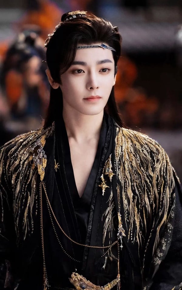 侯明昊是大家很推崇的95後高顏值帥哥，近年以《護心》、《入青雲》等仙俠劇人氣上漲，最近還有《玉茗茶骨》、《逍遙》兩部劇同時熱播。侯明昊同樣屬於濃顏的長相，沒有任何短板和死角，但卻不像同為濃顏系的王鶴棣、吳磊攻擊性那麼強烈，有點可愛狗狗的感覺。