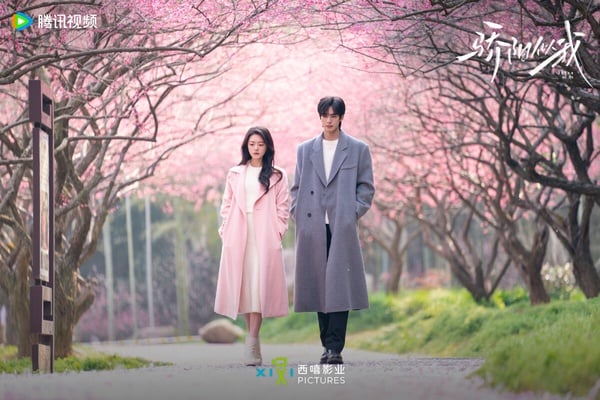 《驕陽似我》最近公開了趙今麥、宋威龍的婚紗照，《驕陽似我》延續顧漫一貫的甜寵風格，劇中聶曦光和林嶼森也迎來圓滿結局。不過《驕陽似我》劇中的婚紗造型卻被認為不夠仙！其實《驕陽似我》蠻多造型都被網友說有點老氣，明明趙今麥那麼青春亮麗，衣服卻沒有凸顯她的優勢。