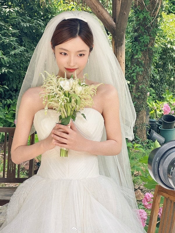 《愛你》是2025深受喜愛的甜寵劇，找來張凌赫、徐若晗主演，徐若晗在劇中的婚紗也超級仙！徐若晗是衣架子，戲外許多穿搭都很好看，而《愛你》劇中再配合浪漫華麗的氛圍，超級夢幻！