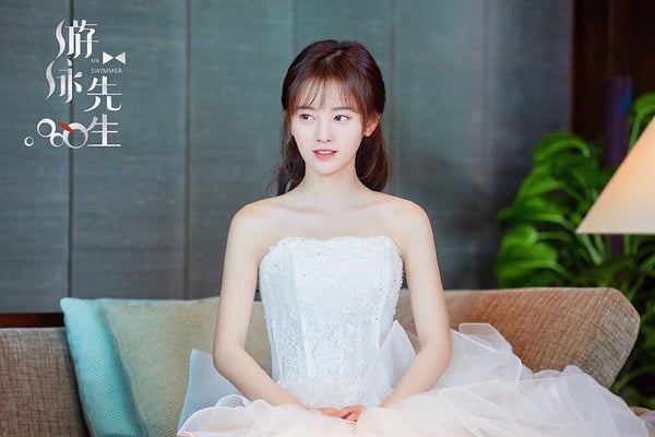 鞠婧禕在甜寵劇《游泳先生》穿了不只一套婚紗，她飾演家道中落的千金小姐宋茶茶，原本有個未婚夫藍天，但藍天因為秘密不得不離開宋茶茶，劇中宋茶茶就穿著婚紗等藍天，成為被拋棄的新娘。