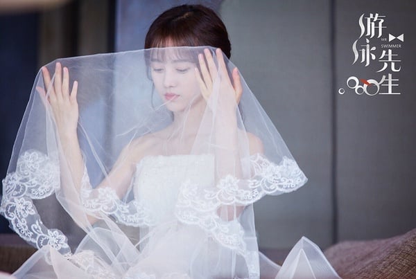 鞠婧禕在甜寵劇《游泳先生》穿了不只一套婚紗，她飾演家道中落的千金小姐宋茶茶，原本有個未婚夫藍天，但藍天因為秘密不得不離開宋茶茶，劇中宋茶茶就穿著婚紗等藍天，成為被拋棄的新娘。