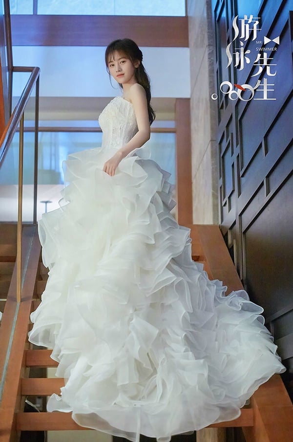 鞠婧禕在甜寵劇《游泳先生》穿了不只一套婚紗，她飾演家道中落的千金小姐宋茶茶，原本有個未婚夫藍天，但藍天因為秘密不得不離開宋茶茶，劇中宋茶茶就穿著婚紗等藍天，成為被拋棄的新娘。