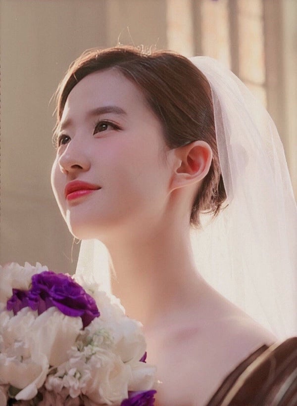 劉亦菲在電影《露水紅顏》的婚紗造型也美得讓人窒息，一樣有著不食人間煙火的仙氣感，整個人看上去高貴冷艷，優雅迷人，從側面看上去身材婀娜多姿，舉手投足滿滿的「仙味」，太美了！