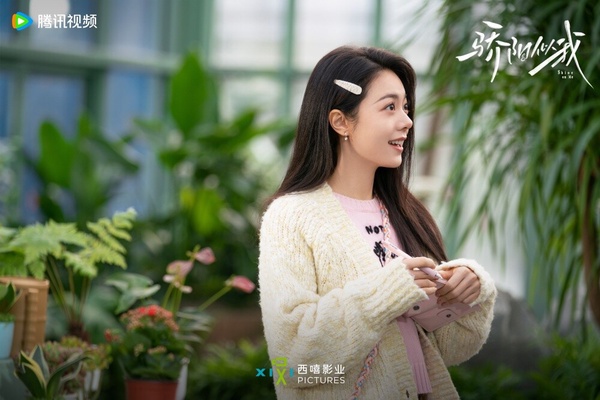 《驕陽似我》的趙今麥是童星出身，幾乎可以說是觀眾們看著長大的，演技一直以來都很到位，不論是台詞、眼神都勝過不少95花！而趙今麥的長相不是屬於美艷動人的那種，但就有股鄰家女孩的親切感，顏值相當耐看，也很有觀眾緣，因此主演的陸劇口碑與熱度一直都很不錯！