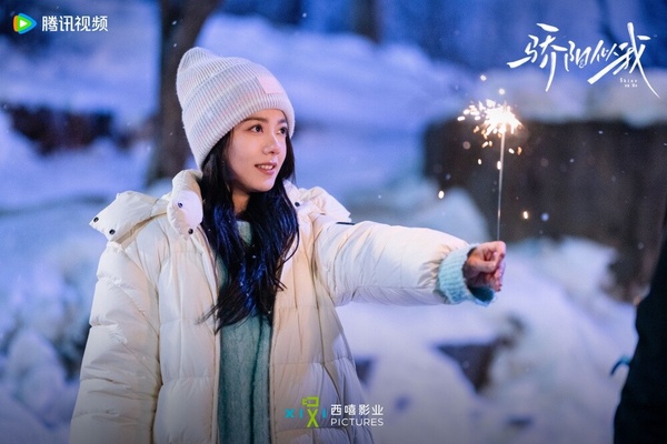 《驕陽似我》的趙今麥是童星出身，幾乎可以說是觀眾們看著長大的，演技一直以來都很到位，不論是台詞、眼神都勝過不少95花！而趙今麥的長相不是屬於美艷動人的那種，但就有股鄰家女孩的親切感，顏值相當耐看，也很有觀眾緣，因此主演的陸劇口碑與熱度一直都很不錯！