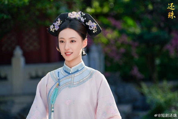 胡連馨的古裝顏值高，外型成熟美艷，在一大票的古裝美女中也毫不遜色！她曾出演《狐妖小紅娘：月紅篇》，這部集齊了不少大美女，包含楊冪、郭曉婷、陳都靈、祝緒丹等，但胡連馨的顏值也完全沒被比下去呢！而她今年還接演了《還珠》，是短劇版的《還珠格格》，這部劇雖然評價兩極，不過網友們依舊很讚賞胡連馨，她的古裝造型是真的好看！