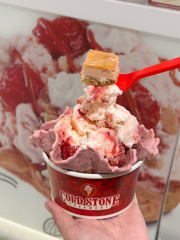 COLD STONE霜淇淋優惠：COLD STONE推草莓新品還有買一送一優惠