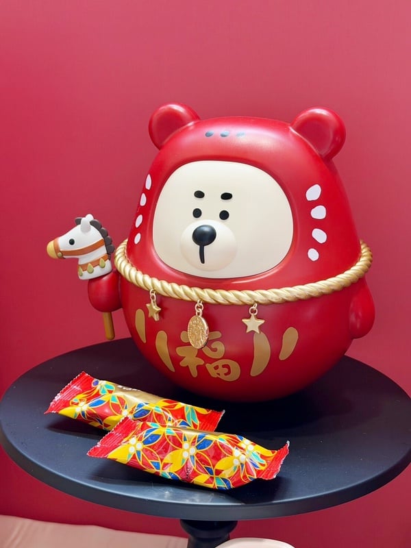 2026星巴克過年禮盒-星福花生可可杏仁捲-達摩不倒翁Bearista造型桶