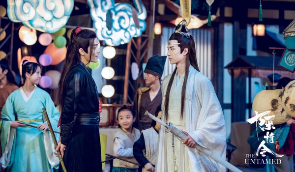 《陳情令》是讓劇迷不斷重溫、不斷回味的古裝劇啊！許多劇迷到現在都還無法從忘羨CP的故事出坑。《陳情令》雖然不是大虐的結局，但劇中有太多虐心的橋段，像是師姐替魏無羨檔劍、墜崖、魏無羨崩潰魔化......等等，很多深刻的情節，讓人追完遲遲走不出來。