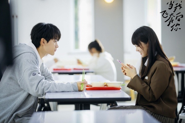 《當我飛奔向你》和《難哄》、《偷偷藏不住》一樣都改編自竹已的小說，是三部裡評分最高的！《當我飛奔向你》無敵高糖，周翊然、張淼怡強到炸裂，導演有拍出青春感，結局後依然有很多劇迷都淪陷在「一讓在讓CP」的魅力之中，完全走不出來啊！